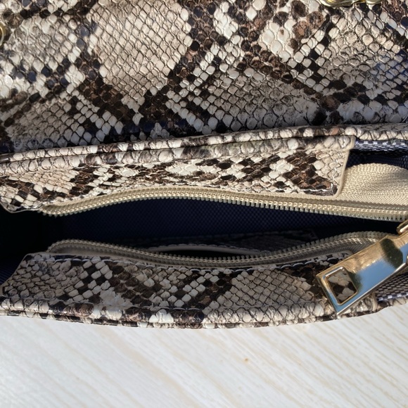 ❌SOLD❌ Faux Snake Skin Crossbody Bag 🤎 - Picture 2 of 3